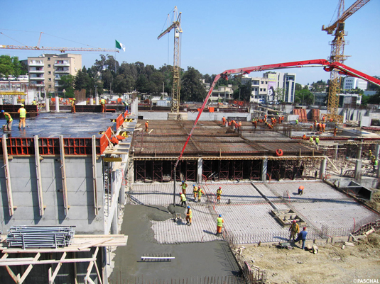 Blick auf die Betonierarbeiten auf der Baustelle der Medizinischen Fakultät Algier