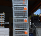 Caisses grillagées empilées