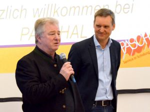 Herbert Bliemetsrieder, Leiter der PASCHAL-Niederlassung (links) und Alexander Mangstl, Geschäftsführer Transportbeton der Rohrdorfer Gruppe (rechts) heißen die Teilnehmer des 19. PASCHAL Bauseminars willkommen