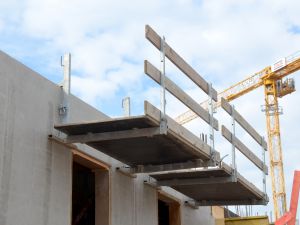Надежно крепящиеся адаптеры для полых стен превращают бетоноукладочную платформу LOGO в безопасное рабочее место для бетонирования элементов полых стен.