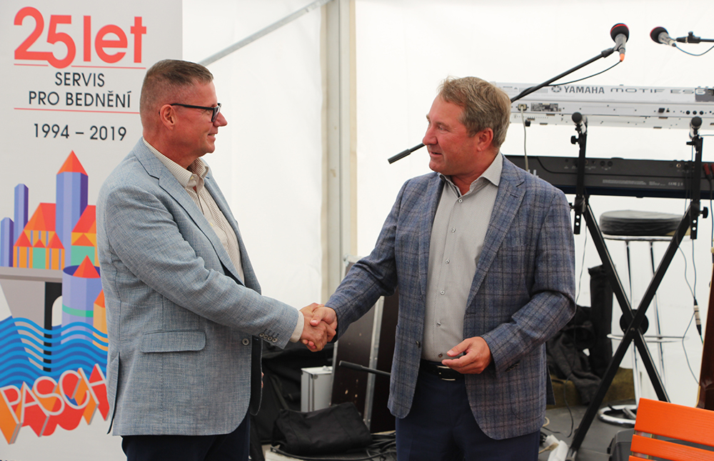 Michael Stoevelbaek congratulates Stanislav Šíma, Managing Director of PASCHAL s.r.o.