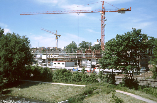 Straßenansicht auf das Dienstleistungszentrum Freiburg