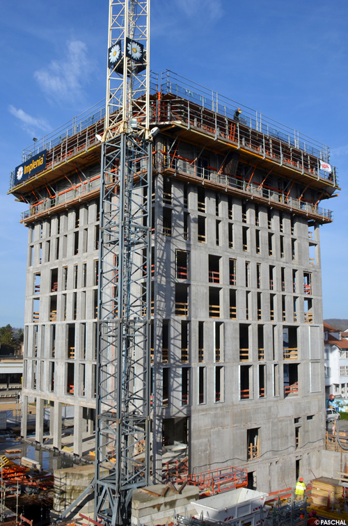 Der Hotelturm mit LOGO.3 + Kletterschalung 240 mit Nachläufern