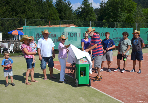 PASCHAL übergibt dem TC Steinach die Ballwurfmaschine