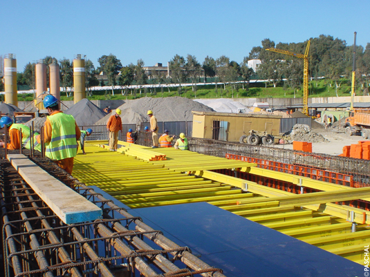 Deckenschalung PASCHAL Deck im Einsatz auf der Baustelle der Medizinischen Fakultät Algier