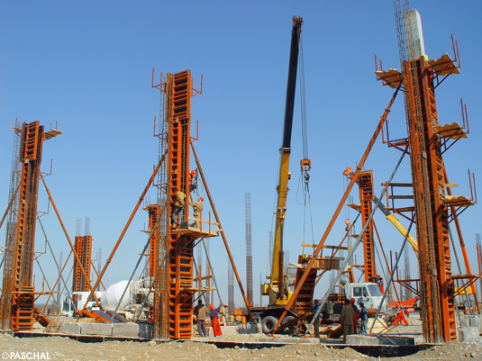 Athlet-Schalung auf Baustelle des Containerterminals Almaty