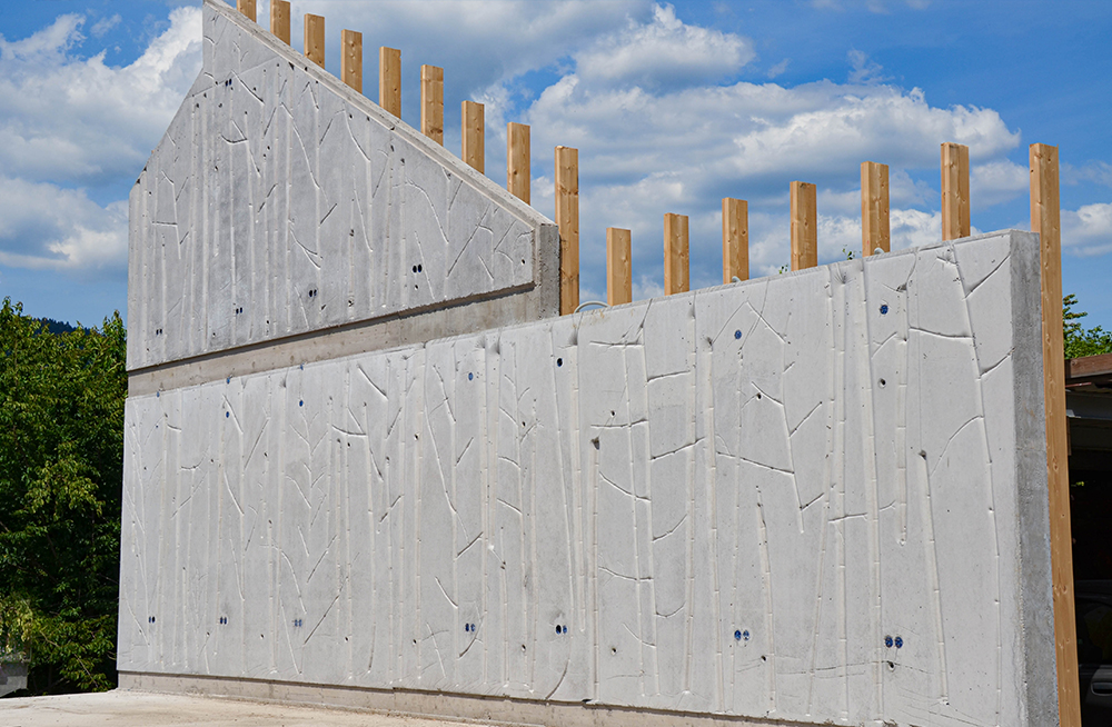 Surface de béton apparent avec une structure de bambou