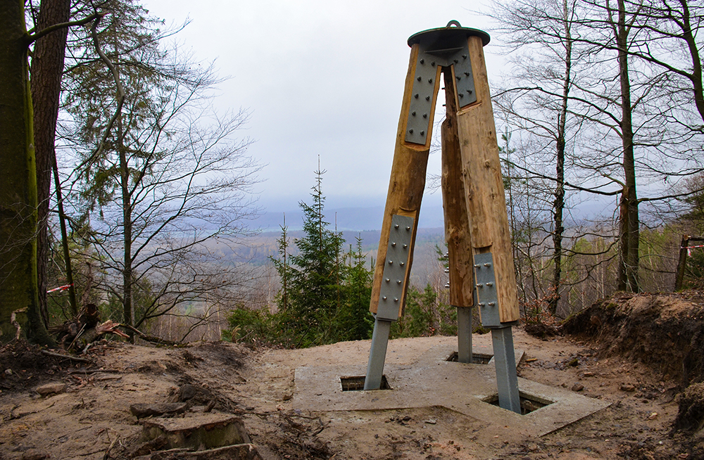 Three-legged wooden supports