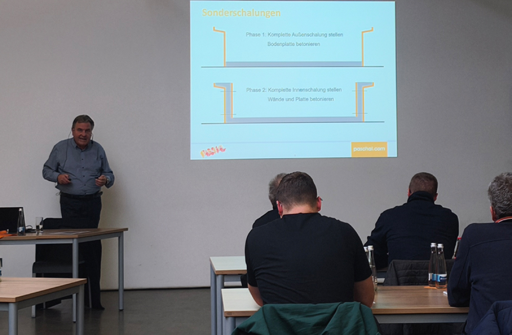 Hans-Peter Steiner hält Vortrag vor Teilnehmergruppe