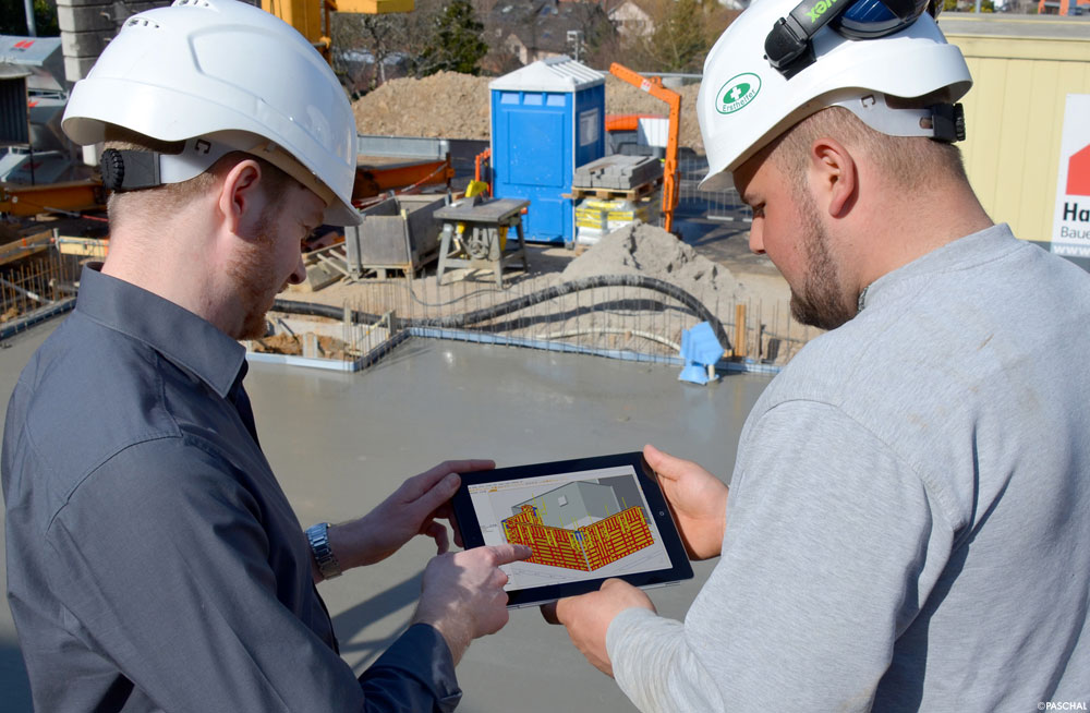 BIM-fähige Software mit Tablet auf der Baustelle