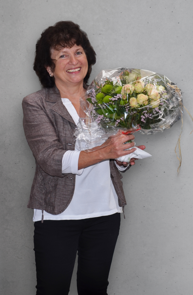 Evi Dold mit Blumenstrauß