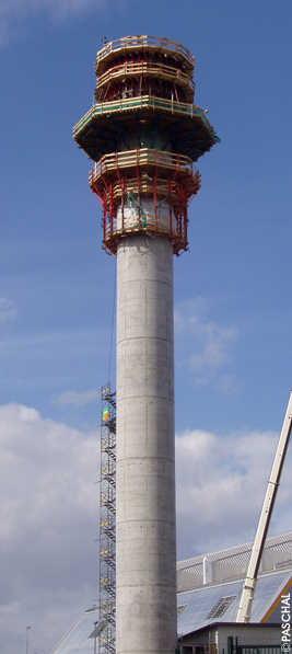 Der neue Radarturm am Flughafen Frankfurt/Main im Bau
