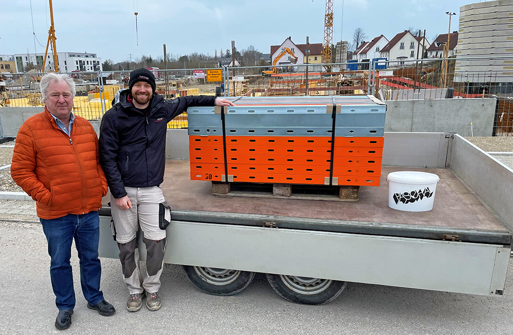 Herbert Bliemtsrieder und Martin Dengler neben einem Anhänger mit Schalung