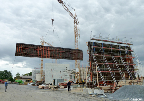 Zum Betonieren der Treppenhauswände wurde zu-nächst die „Stellschalung“ (vorne im Bild) aufgebaut. Dann folgte der Aufbau der „Schließschalung“, in Segmenten von 10,0 m Länge und 2,50 m Höhe.