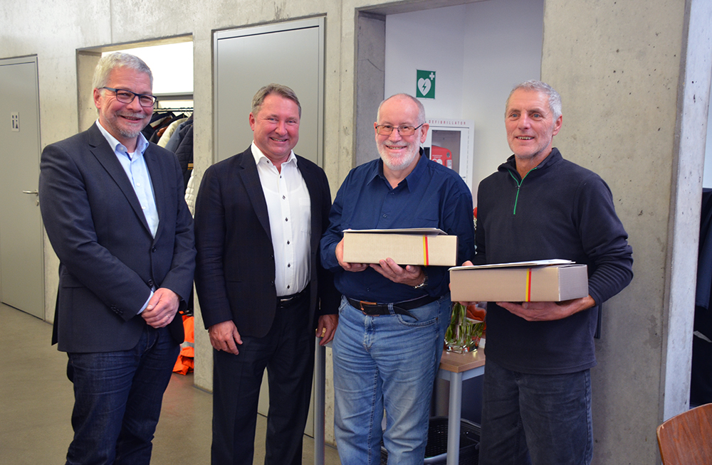 Gottfried Neumaier und Joachim Huber zusammen mit PASCHAL-Geschäftsführer Michael Stoevelbaek und dem Steinacher Bürgermeister Nicolai Bischler