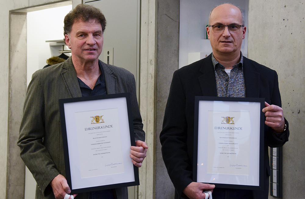 Hermann Schwörer und Reinhard Schwendemann mit Ehrenurkunde