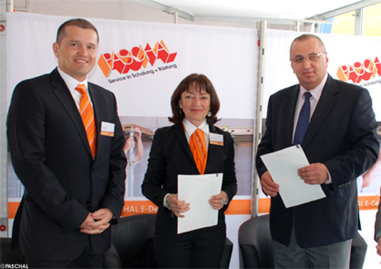 PASCHAL-Gesamtvertriebsleiter Dieter J. Kaiser, PASCHAL-Geschäftsführerin Barbara R. Vetter und Palisander-Geschäftsführer Sławomir Zubrycki