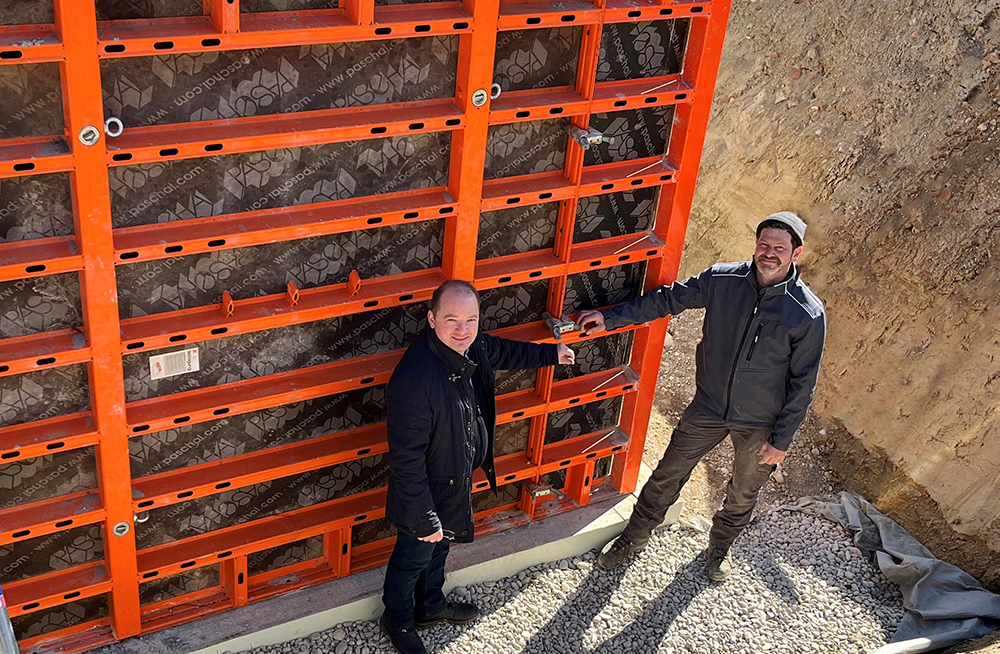 Bernhard Mack and Raphael Frauenknecht in front of LOGO.pro formwork