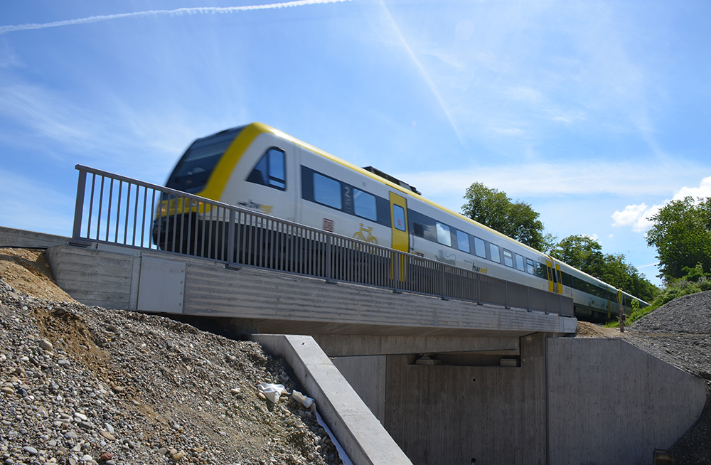 Un train passe sur le pont