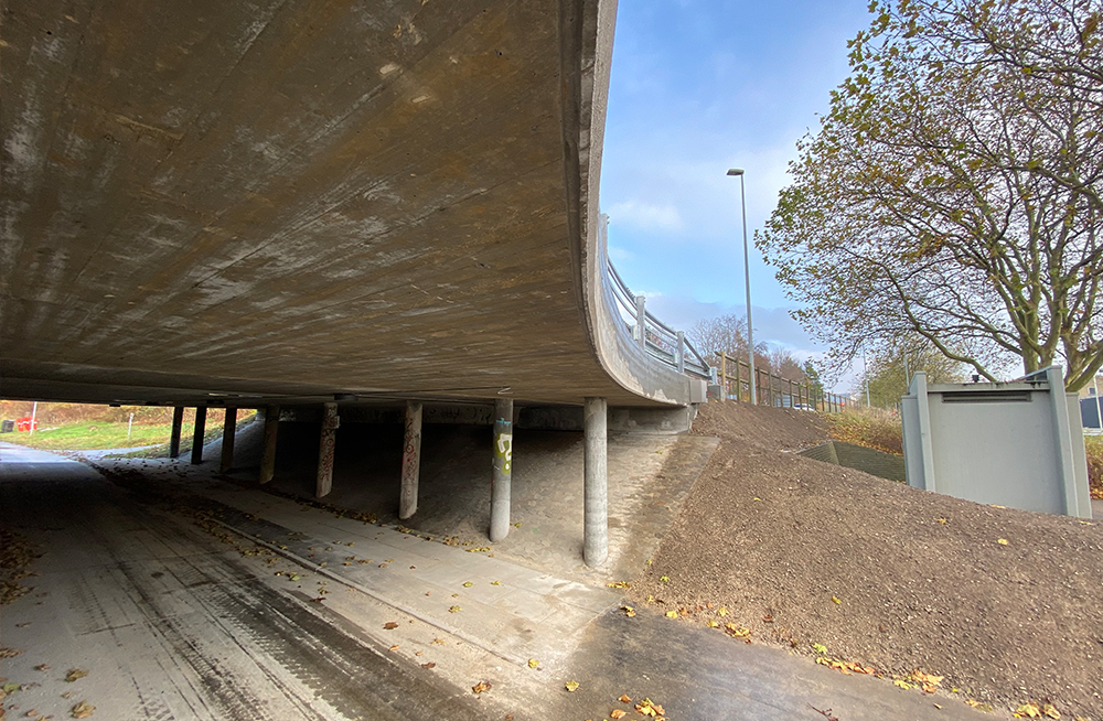 Geschwungenen Stahlbetonbrücke