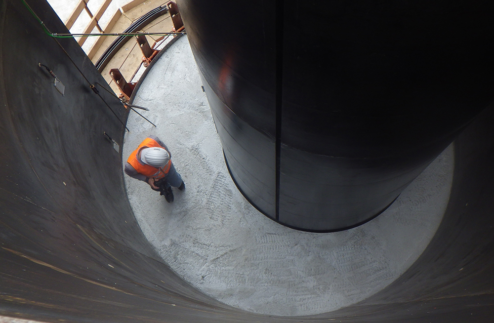 bétonnage entre le coffrage intérieur et la paroi du puits