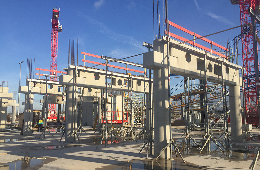 In-situ concrete columns with support brackets at the Frankfurt airport