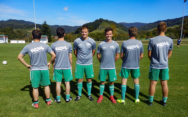 Fußballspieler der DJK Welschensteinach tragen ihre neuen Warmlauf-Shirts mit PASCHAL-Logo