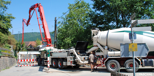 Betonmischer auf der Baustelle im Einsatz