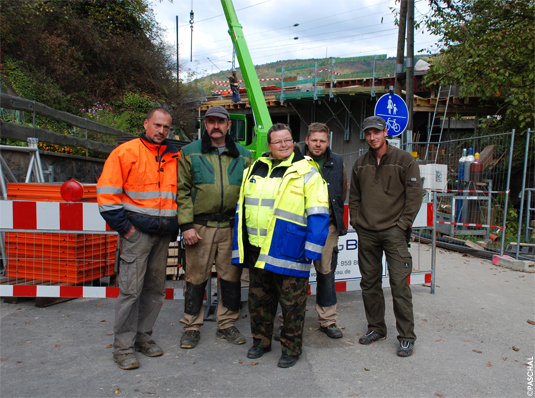 Baustellenmitarbeiter auf der Baustelle der Bahnunterführung