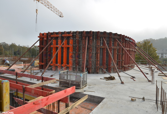 Gerundete Betonkonstruktion beim Neubau der Erich-Kästner-Schule