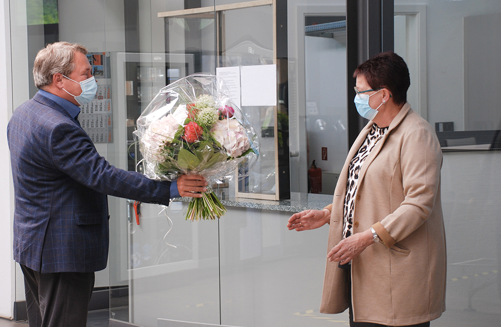 Michael Stoevelbaek überreicht einen Blumenstrauß an Roswitha Decker