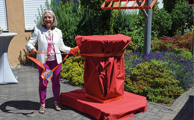 Barbara R. Vetter beim Geschenkeauspacken