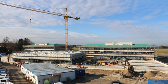 Rohbau des Schulkomplexes Holzkirchen
