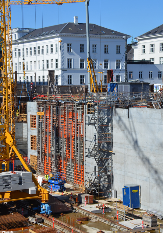 Die Wandhöhe beträgt 10,50 m und wurde abschnittsweise in kompletter Höhe betoniert.  