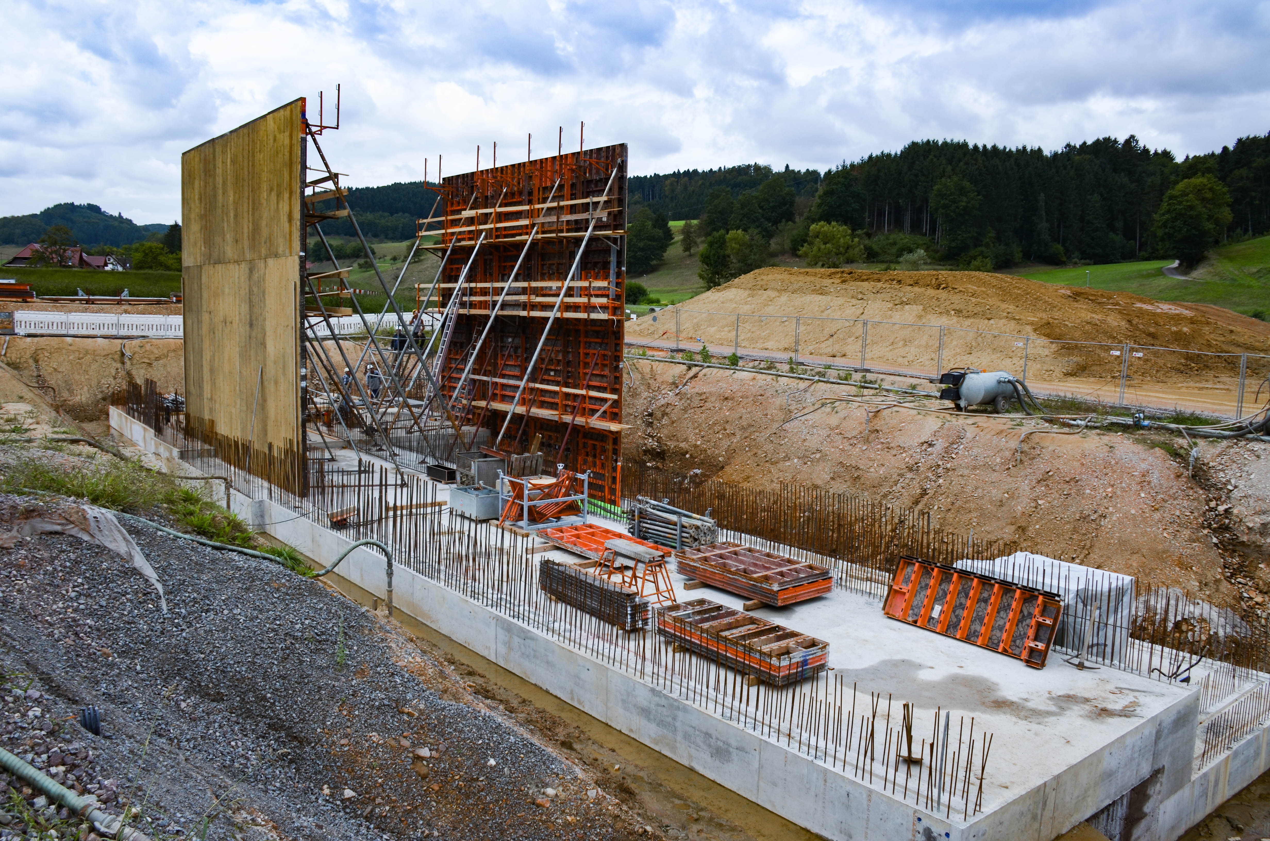 Bau des Hochwasserrückhaltebeckens in Steinach mit LOGO.3 Schalung